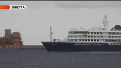La nave "Hondius" sbarca i passeggeri ostaggi del virus a Tenerife