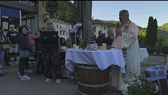 Dall'ostia al vino il passo è breve, don Dino e le messe nei bar del Vicentino