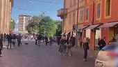 Terrore a Modena, un'auto a forte velocità falcia i pedoni, 4 sono gravi