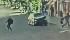 Li ha falciati 100 all'ora, poi in fuga con il coltello, "voleva uccidere tutti"