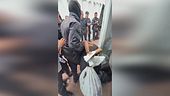 I "flotilleros" in ginocchio, ammanettati, bendati e derisi da Ben Gvir