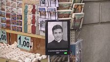 Dal Brasile alla Corea, spopola il finto prete del calendario romano