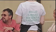 Liguria, polemica per una t-shirt, "bello il mare senza i foresti"