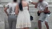 Il ladro le ruba il portafogli, lei lo insegue, lo colpisce, gli rompe il naso