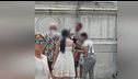 Via il portafoglio, lei lo insegue, lo colpisce e gli rompe il naso