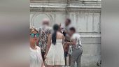Via il portafoglio, lei lo insegue, lo colpisce e gli rompe il naso
