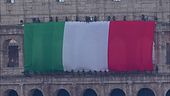 Il Tricolore da 50 metri al Colosseo, i droni e la "pattuglia acrobatica"