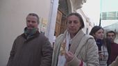 Il dramma della famiglia del bosco, mamma Catherine riabbraccia i tre figli