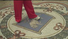 Milano, in Galleria Vittorio Emanuele è tornato il portafortuna del toro