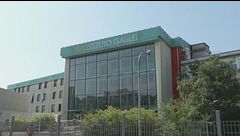 "Dammi le sigarette o sparo", studente punta la pistola al professore