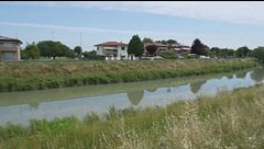 A 17 anni uccide la zia, mette il corpo in una carriola e lo getta nel canale