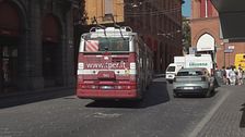 Ferma l'autobus oltre la pensilina, autista preso a morsi da un passeggero
