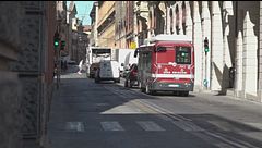 Il bus va "lungo" alla fermata, stacca a morsi l'orecchio all'autista