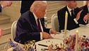 "Io meglio di Obama", Trump firma la pace di Versailles, "riapre lo Stretto"
