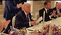 Trump firma l'accordo con l'Iran a Versailles, "io meglio di Obama"