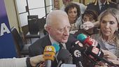 De Luca con la ruspa abbatte le baracche nella piazza di spaccio