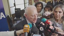 De Luca con la ruspa abbatte le baracche nella piazza di spaccio
