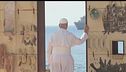 Fiori sulle tombe e passeggiata sugli scogli, il Papa a Lampedusa