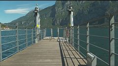 Tuffi proibiti da pontili e piloni, allarme maranza al lago di Como