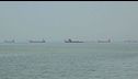 Fiamme a Hormuz, i raid incrociati tra Usa e Iran