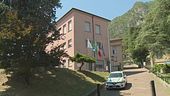 Lecco, il sindaco di Pescate difende il "diritto alla minigonna"