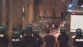 Guerriglia a Bologna per la morte del marocchino, feriti 64 agenti