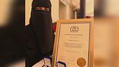 Inghilterra, è premiata per favorire l'inclusione e va con il velo