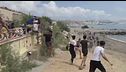 L'assalto a nuoto, migliaia di migranti a Ceuta, scontri con l'esercito