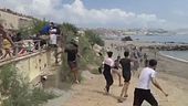 L'assalto a nuoto, migliaia di migranti a Ceuta, scontri con l'esercito