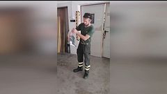La nuova maglia dei Vigili del fuoco si distrugge se si bagna d'acqua