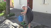 Cartacce, bottiglie e lattine, ad Antignano le nonne puliscono la piazza