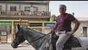 "Tra la benzina e il caro auto vado al lavoro a cavallo"