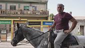 "Tra la benzina e il caro auto vado al lavoro a cavallo"
