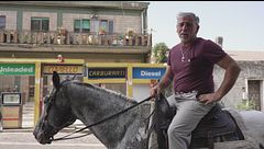 "Tra la benzina e il caro auto vado al lavoro a cavallo"