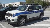 Ferma l'auto per salvare una ragazzina dal suicidio, lo multano