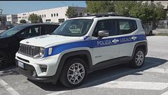 Ferma l'auto per salvare una ragazzina dal suicidio, lo multano