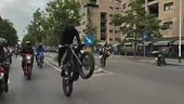 A tutta velocità impennando le motociclette e lanciando i bengala