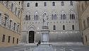 Sì al piano Lovaglio per fermare la scalata di "Intesa"