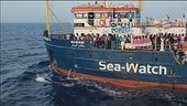 Li raccolgono in mare, li sbarcano in Italia e Berlino ce li rispedisce