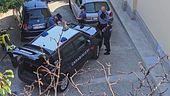 Spara alla moglie e al figlio di 14 anni, poi si toglie la vita