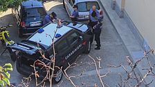 Spara alla moglie e al figlio di 14 anni, poi si toglie la vita
