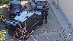 Spara alla moglie e al figlio di 14 anni, poi si toglie la vita