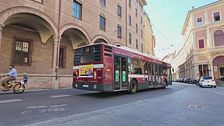 Emilia Romagna, via l'abbonamento ai bus per i poveri, sì ai migranti