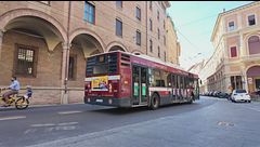 Emilia Romagna, via l'abbonamento ai bus per i poveri, sì ai migranti