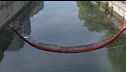 Sversamento di gasolio sul Naviglio, a Milano la Darsena è nera
