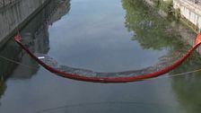 Sversamento di gasolio sul Naviglio, a Milano la Darsena è nera
