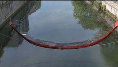Sversamento di gasolio sul Naviglio, a Milano la Darsena è nera