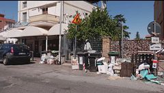 Roma, la borgata Finocchio contro i minimarket bangladesi