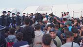 Scarpe, fiori e dolci, i fondi dell'Europa al centro migranti di Melilla