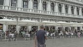 Un toast, un croissant, 2 spritz e l'orchestra, conto 72 euro